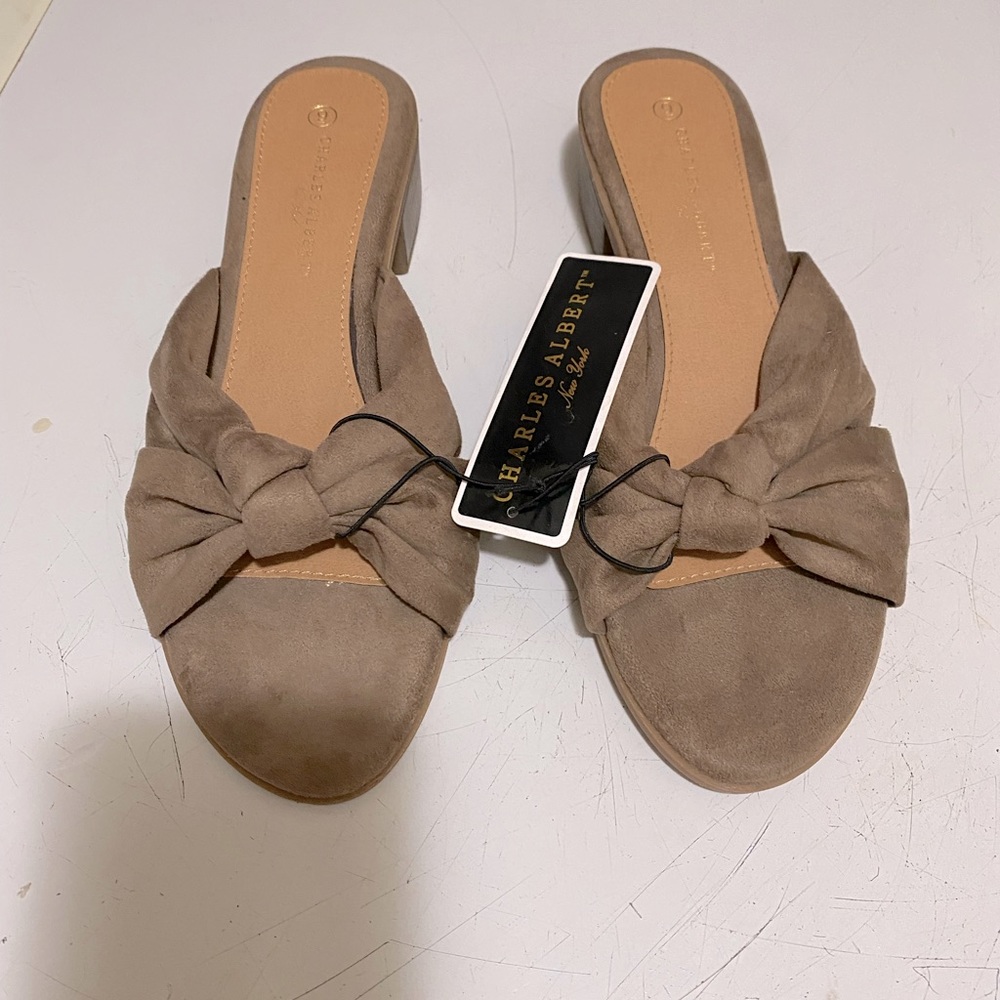New Charles Albert New York brown low heels sandals size 9